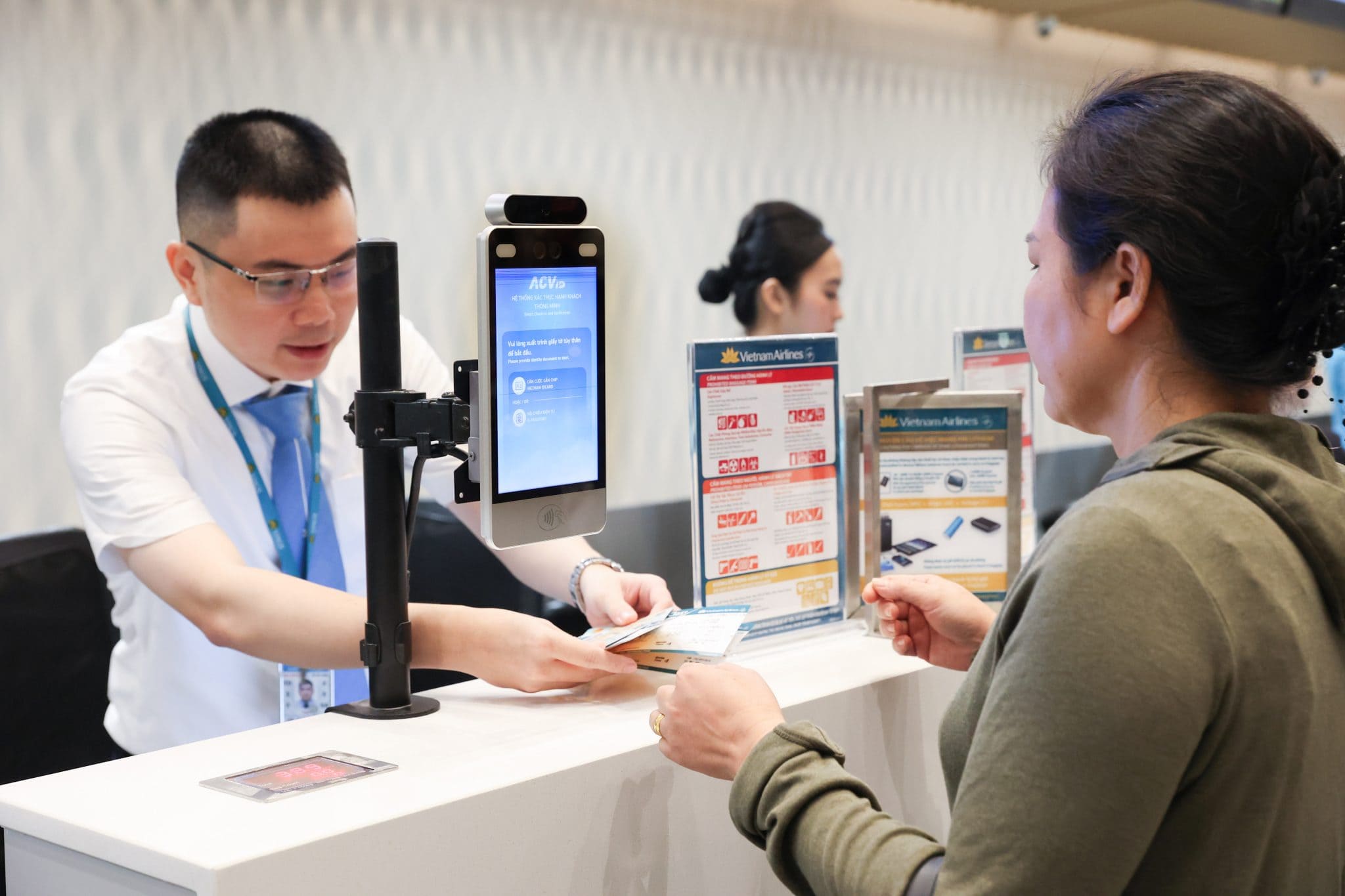 thu-tuc-truc-tiep-tai-san-bay-ket-hop-sinh-trac-hoc